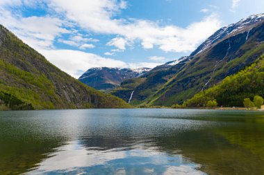 Skjolden - Norveç - 16 Mayıs 2023 - Dağ ve Şelale