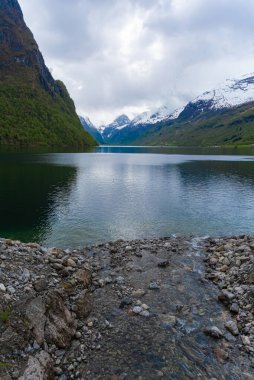 Olden - Norveç - 17 Mayıs 2023 - Nehir ve dağlar