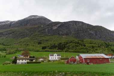 Olden - Norveç - 17 Mayıs 2023 - Dağ ve evler