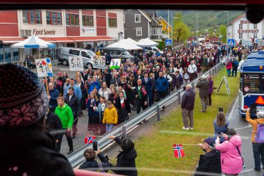 Olden - Norveç - 17 Mayıs 2023 - Sokakta yürüyen insanlar