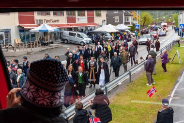 Olden - Norveç - 17 Mayıs 2023 - Sokakta yürüyen insanlar