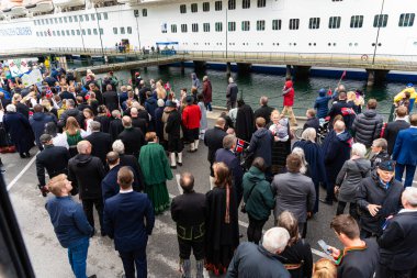 Olden - Norveç - 17 Mayıs 2023 - Sokakta yürüyen insanlar