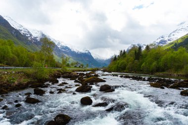 Olden - Norveç - 17 Mayıs 2023 - Nehir ve dağlar
