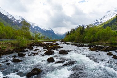 Olden - Norveç - 17 Mayıs 2023 - Nehir ve dağlar
