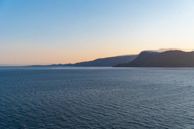 Deniz dalgaları ve dağın güzel fotoğrafı.