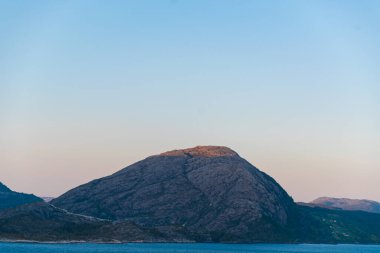Deniz dalgaları ve dağın güzel fotoğrafı.