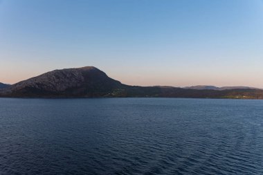 Deniz dalgaları ve dağın güzel fotoğrafı.