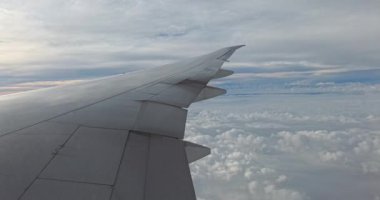 Uçak hareket halinde, kanattan görüş. 