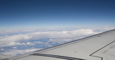 Uçak hareket halinde, kanattan görüş. 