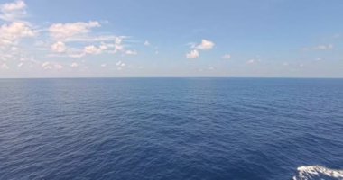 Gündüz gökyüzü ve deniz - Su hareketi