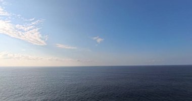 Gündüz gökyüzü ve deniz - Su hareketi