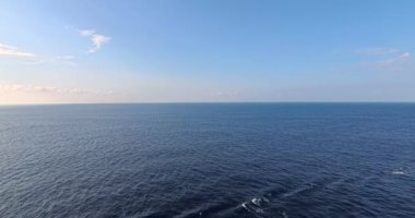 Gündüz gökyüzü ve deniz - Su hareketi