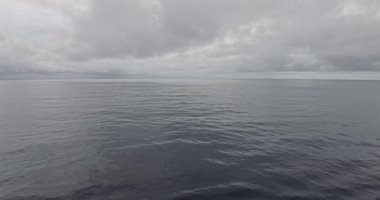 Gündüz gökyüzü ve deniz - Su hareketi