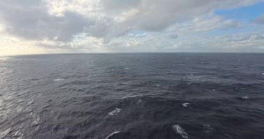 Gündüz gökyüzü ve deniz - Su hareketi