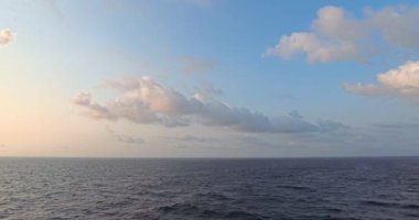 Gündüz gökyüzü ve deniz - Su hareketi