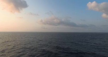 Gündüz gökyüzü ve deniz - Su hareketi