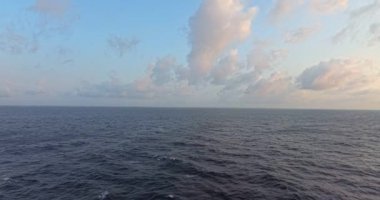 Gündüz gökyüzü ve deniz - Su hareketi