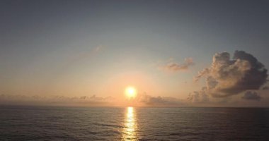 Okyanusta güzel bir gün batımı.