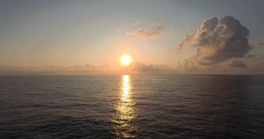 Okyanusta güzel bir gün batımı.