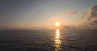 Okyanusta güzel bir gün batımı.