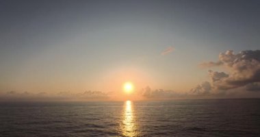 Okyanusta güzel bir gün batımı.