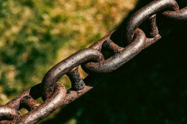 Taş üstüne zincir fotoğrafı.