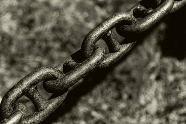 Taş üstüne zincir fotoğrafı.