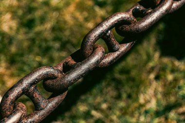 Taş üstüne zincir fotoğrafı.