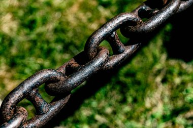 Taş üstüne zincir fotoğrafı.