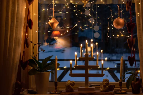 Ατμοσφαιρικά Διακοσμημένο Χριστουγεννιάτικο Παράθυρο Πολλά Φώτα — Φωτογραφία Αρχείου