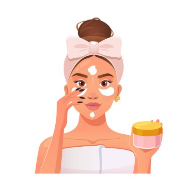 Havlu giymiş bir kadın yüzüne krem sürüyor.