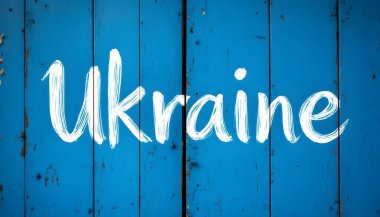 Yüksek çözünürlüklü Ukrayna harf tasarımı minimalist tarzda, mavi ahşap kapıya beyaz fırça darbeleriyle boyanmış..