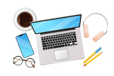 Ofis malzemeleri arasında dizüstü bilgisayarlar, kalemler, kulaklıklar, kahve fincanı, gözlük ve akıllı telefon beyaz arka planda yer alıyor..