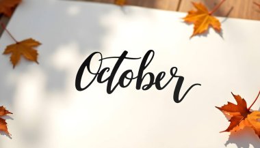 Yüksek çözünürlüklü minimalist tebrik kartı. Ekim ayında kaligrafi ile birlikte siyah renkli ve yapraklar ahşap masanın etrafında yuvarlanıyor. Mevsimlik dekorasyon, sonbahardan esinlenilmiş projeler, planlamacılar, posterler ve dijital içerik için mükemmel.