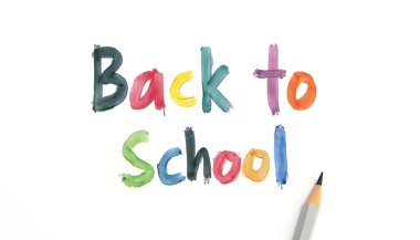 Beyaz arka planda izole edilmiş renkli el yazısı harfleriyle okula geri döndüm. Eğitim illüstrasyon tasarımı