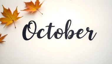 Yüksek çözünürlüklü minimalist tebrik kartı ve kaligrafi Ekim 'de siyah renkli ve yaprakları beyaz arka planda. Mevsimlik dekorasyon için mükemmel, sonbahardan esinlenilmiş projeler, planlamacılar, posterler