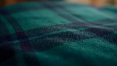 Yeşil ve siyah kareli ekose kumaşın yüksek çözünürlüklü resmi.