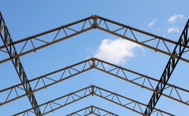 Mavi gökyüzü arka plan ile çelik yapı