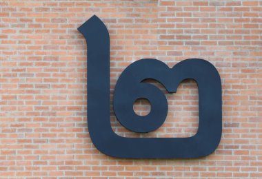 Kırmızı tuğlalı arka planda Taylandca iki numara..