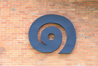 Tay dilinde kırmızı tuğla duvar arka planında bir numara.