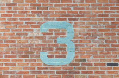 Eski tuğla duvarda 3 numara yazılı..