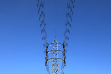 Elektrik yüksek gerilim güç yazı mavi gökyüzü ile 