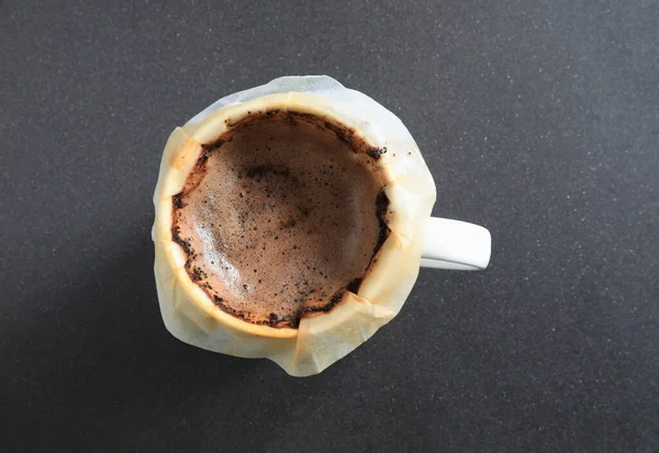 Buğulanmış Filtre Filtresinden Demlenmiş Arap Kahvesi Siyah Arkaplanlı Damlalar — Stok fotoğraf