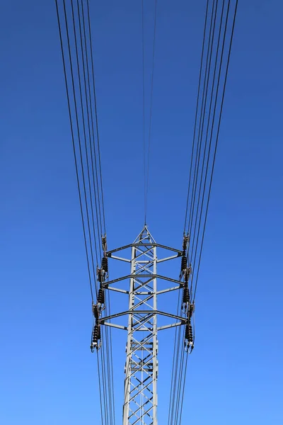 Электрический Столб Высокого Напряжения Голубым Небом — стоковое фото
