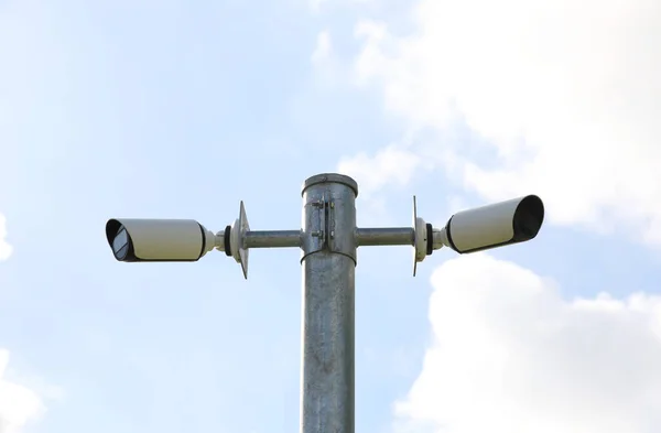 Câmeras Vigilância Pública Montadas Post Com Fundo Azul Céu — Fotografia de Stock