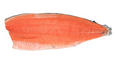 Beyaz arkaplanda çiğ somon filetosu izole edildi