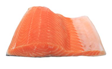 Beyaz arkaplanda çiğ somon filetosu izole edildi