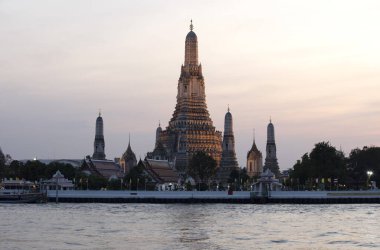 Wat Arun Ratchawararam ya da Şafak Tapınağı, Bangkok, Tayland 'daki ünlü turizm merkezi..