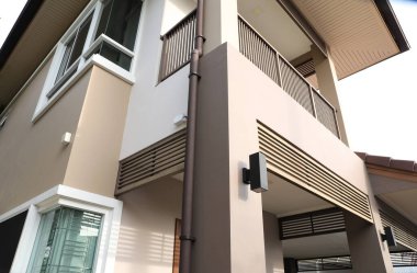 Yeni ev binasının dış görünüşü. 