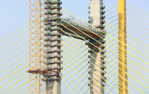 Żółte Kable Budowie Mostu Wiszącego — Zdjęcie stockowe